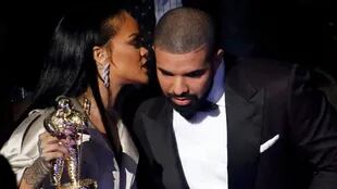 Al bajar del escenario, Rihanna le dijo algo al oído a su enamorado... ¿qué le habrá dicho?