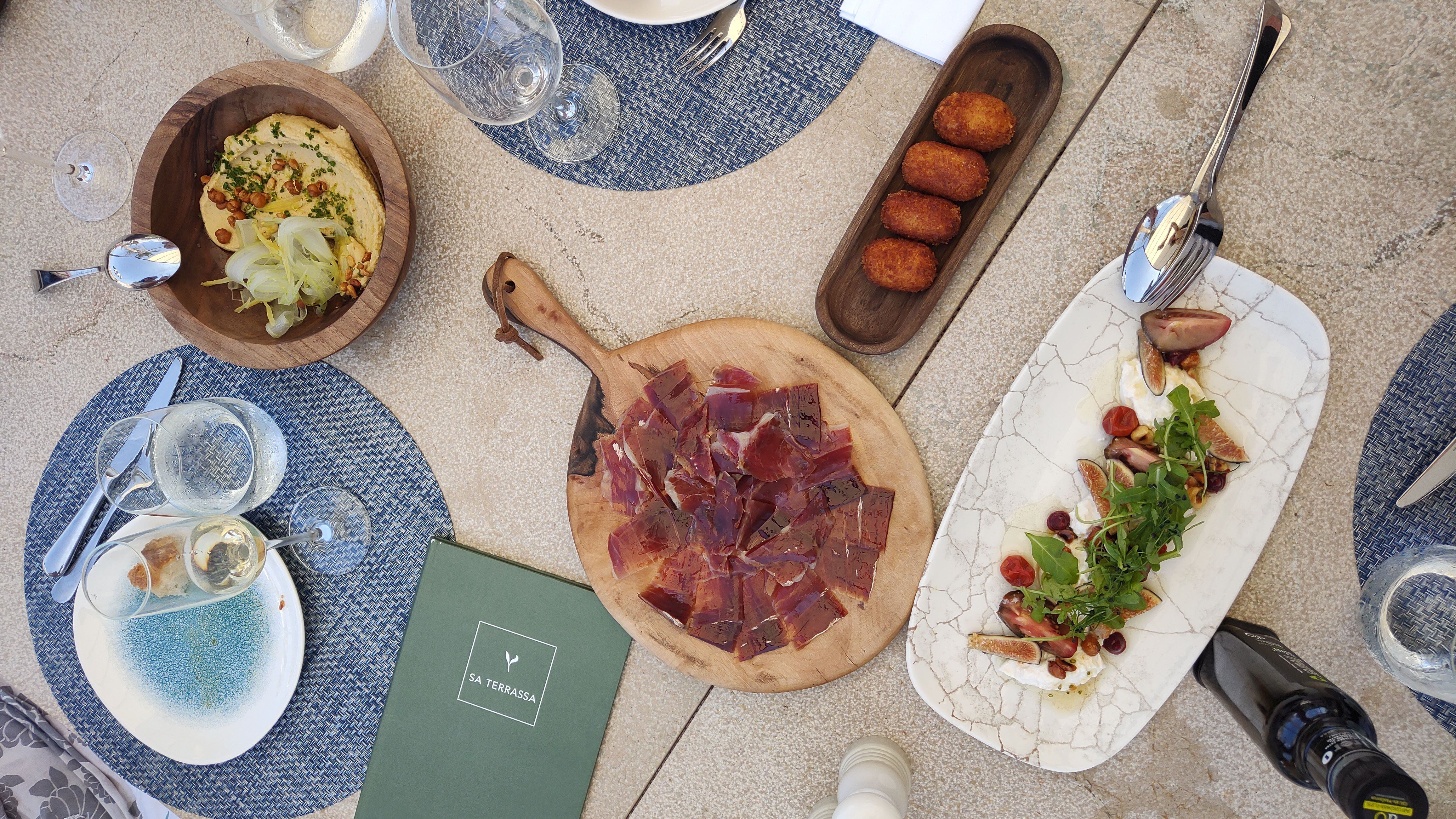 El menú es de inspiración mediterránea y ‘farm to table’, basado en productos locales, frescos y de estación.
