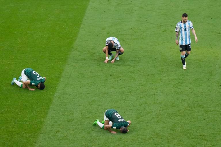 Messi y Di María, abatidos, con los árabes besando el suelo del estadio Lusail