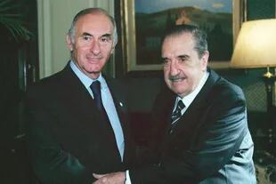 De la Rúa recibe en su despacho al expresidente Raúl Alfonsín; corría el mes de marzo de 2001