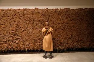 En el Museo de Arte Moderno de Buenos Aires hay olor a tierra y canela