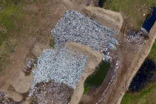 Toma aérea del basural a cielo abierto desde el dron de LA NACION