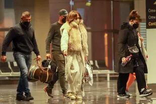 Jennifer Lopez en el aeropuerto en las Islas Canarias el sábado por la noche después de que el rodaje de su próxima película, La madre, fuera suspendido debido a la propagación masiva de Covid-19 en el set