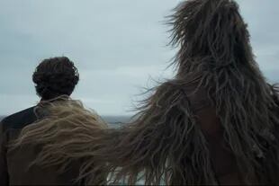 El comienzo de la amistad entre Han Solo y Chewie es uno de los ejes de la película, que llegará el jueves a los cines