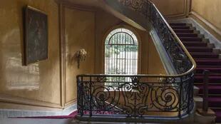 La escalera principal que recorre los cuatro pisos tiene forma de caracol; a pesar del paso del tiempo, unos cien años desde que comenzó a construirse alrededor de 1917, el lugar conserva su esencia
