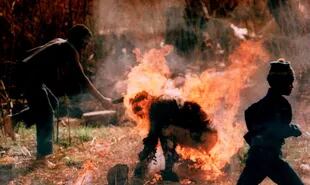 Un miembro del ANC asesta el golpe definitivo a un presunto militante Inkatha que se prende fuego. La foto fue parte de una historia que ganó el premio Pulitzer en 1991 (Gentileza Greg Marinovich)