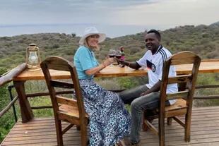 Deborah Babu è un'americana che ha trovato l'amore lontano dalla sua terra natale, in Tanzania, con un uomo di trent'anni più giovane di lei.
