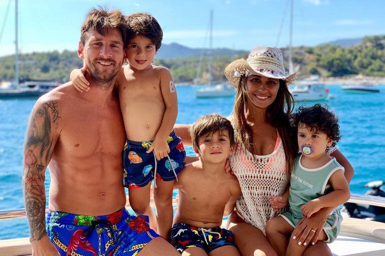 Los Messi-Rocuzzo, en la últimas vacaciones familiares: Leo, Mateo, Thiago, Antonela y Ciro en la playa. En Barcelona son felices