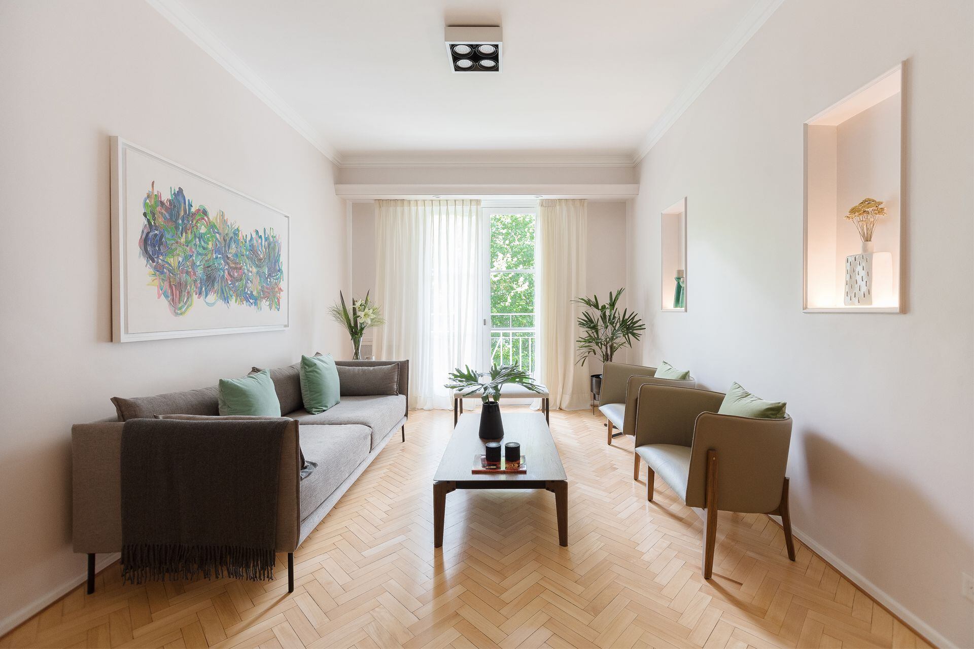 The parquet floors (La Alemangia) were polished and hydro-lacquered and a light spot (Electricidad Arev) was incorporated.  Sofa (Fifth House).