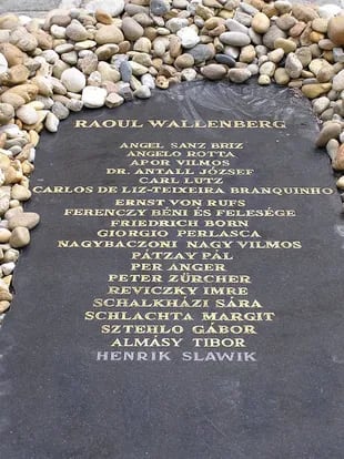 El monumento de los Justos entre las Naciones, en el parque Raoul Wallenberg (Budapest) Perline