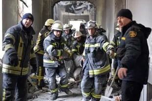 Personal de emergencias saca un cuerpo del dañado ayuntamiento de Kharkiv el 1 de marzo de 2022, destruido como consecuencia de los bombardeos de las tropas rusas. 