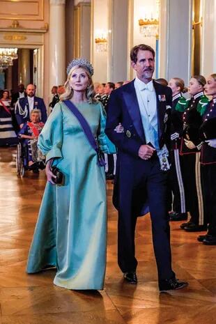 Pablo y Marie-Chantal de Grecia, que llevó la espectacular tiara de diamantes que perteneció a la reina Sofía de Prusia y después heredaría
Federica de Grecia.
