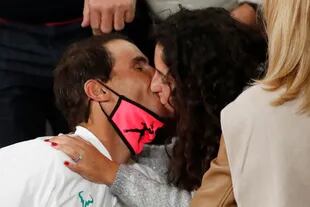 El español Rafael Nadal besando a su esposa María Francisca Perello después de ganar la final de Roland Garros 2020. 