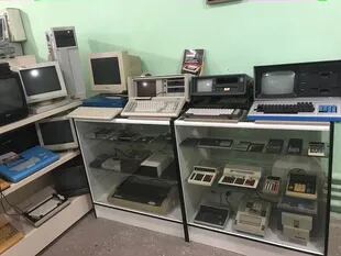 Una vista de la colección de computadoras antiguas del museo de informática de Mariupol, en Ucrania, antes de ser destruido por el bombardeo ruso