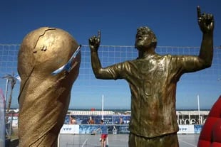 Estatua de Messi y de la copa en el Balneario 12 de Mogotes.