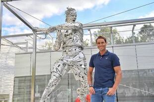 Roland Garros ensalza a Rafa Nadal con una estatua.  Un estatua en honor al 13 veces campeón se estrenó el jueves en la sede del Abierto de Francia