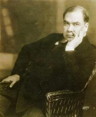 Rubén Darío falleció en 1916. Entre 1893 y 1896 vivió en Buenos Aires y  publicó: "Los raros" y "Prosas profanas y otros poemas" 