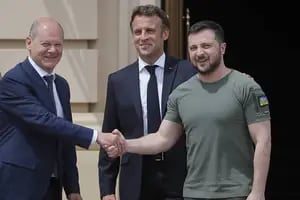 Reunido con Macron y Scholz, Zelensky les pidió aviones de combate