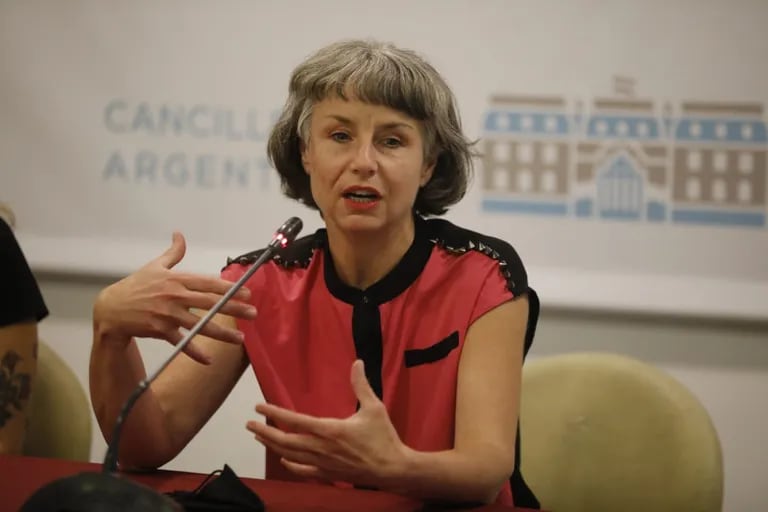 La artista Mónica Heller durante la conferencia de prensa en la que se dio a conocer que su proyecto era el ganador para envío a Venecia 2022