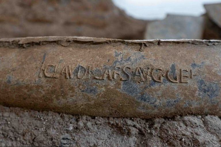 Los arqueólogos encontraron una tubería para proveer de agua el palacio que está grabada con el nombre de Claudio César (el sucesor de Calígula)