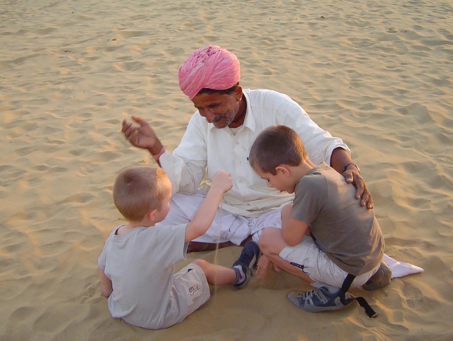 En 2008, cuando eran chicos, Tomás y Matteo en el desierto de Thar, en la India