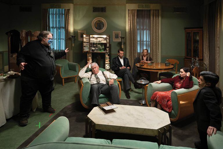 Del Toro, enmascarado, dirige el elenco de El callejón de las almas perdidas: Perlman, Cooper, Collette, Mara y Mark Povinelli (de izquierda a derecha)