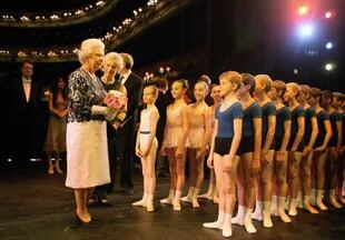 Junto con los estudiantes del Royal Ballet School, después de la gala conmemorativa de los 80 años de la reina y del cumpleaños número 75 del Royal Ballet del Londres