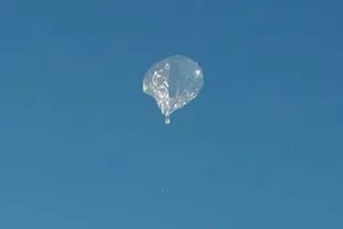 Un ejemplar de globo lanzada por la brigada de Globos con Tapas de Botella de Illinois.