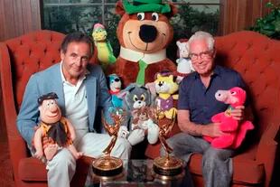 Joe Barbera y Bill Hanna posaron junto a algunos de sus personajes allá por 1988