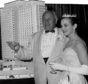 Conrad Hilton y la actriz Dorothy Johnson durante la inauguración de un lujoso hotel en La Habana en 1958. (Wikimedia Commons)