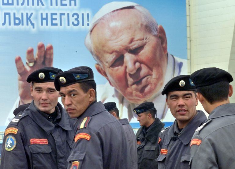 Agentes de la policía kazaja custodiando Astana antes de una misa de Juan Pablo II, el viernes 21 de septiembre de 2001