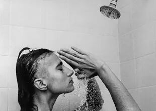 Hilda Lizarazu en la ducha, captada por Cherniavsky