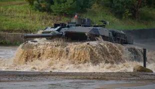 Archivo - Un tanque de batalla Leopard 2A6 atraviesa un charco durante los preparativos para un ejercicio de entrenamiento en Munster, Alemania, el 25 de septiembre de 2017. (Philipp Schulze/dpa vía AP, Archivo)