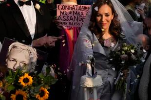 Stella Moris corta un pastel de bodas tras contraer matrimonio con el fundador de WikiLeaks Julian Assange en una pequeña ceremonia dentro de la prisión de alta seguridad de Belmarsh, en el sureste de Londres, el miércoles 23 de marzo de 2022. (AP Foto/Matt Dunham)