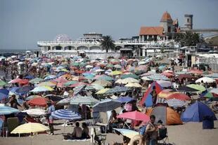 Es probable que la distancia social en las playas marplatenses cambien la usual postal multitudinaria