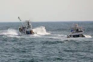 Los barcos de pesca realizan una operación de búsqueda de personas desaparecidas a bordo del barco turístico Kazu 1