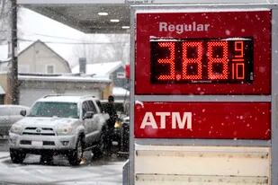 Conductores cargan de gasolina sus vehículos en la gasolinera, el miércoles 16 de febrero de 2022, en Denver. (AP Foto/David Zalubowski)