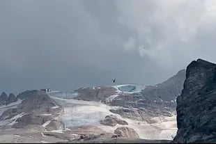 Questa immagine è tratta da un fotogramma video diffuso dal Soccorso Alpino di Trento il 3 luglio 2022.