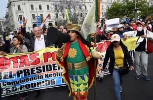 Simpatizantes de Castillo marchan por las calles de Lima