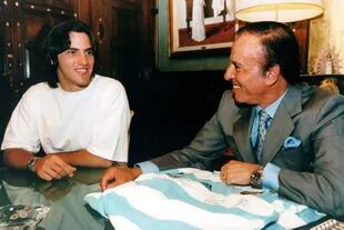 Octubre de 1999, antes de finalizar su segundo mandato, Menem recibió a la selección argentina de rugby, los Pumas; aquí, junto al medio scrum Agustín Pichot