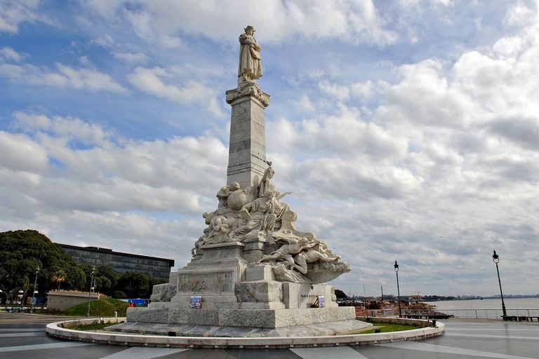Monumento a Cristobal Colón en la costanera norte