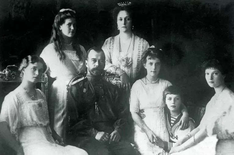 La familia real Romanov: (de izq. a der.) Olda, María, el zar Nicolás II, la zarina Alejandra, Anastasia, Alexéi y Tatiana.