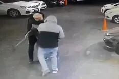 Seis ladrones entraron en una cochera, ataron de pies y manos al encargado y se robaron varios autos: quedó filmado