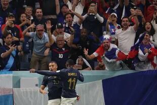 El delantero francés Kylian Mbappe celebra al marcar el tercer gol de su equipo con Ousmane Dembele, durante el partido de fútbol del Grupo D de la Copa Mundial Qatar 2022