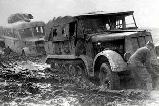 Un vehículo alemán encallado en la "rasputitsa"