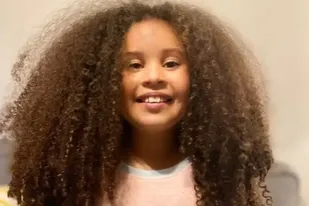 La niña que dejó crecer su pelo afro durante seis años para donarlo