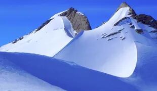 10/08/2022 Montañas que sobresalen por encima de la superficie de la capa de hielo de la Antártida Oriental. POLITICA INVESTIGACIÓN Y TECNOLOGÍA JAN LENAERTS