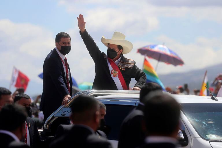 El presidente peruano, Pedro Castillo, llega a una ceremonia simbólica de juramento en el lugar de la Batalla de Ayacucho de 1824 que selló la independencia de España (AP Foto/Ernesto Arias)