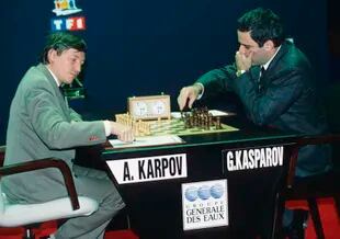 Un clásico: sus enfrentamientos con Garry Kasparov, aquí en Francia, en 1990