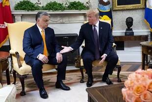 El primer ministro húngaro, Viktor Orbán, escucha en el Salón Oval al presidente de Estados Unidos, Donald Trump, en 2019 